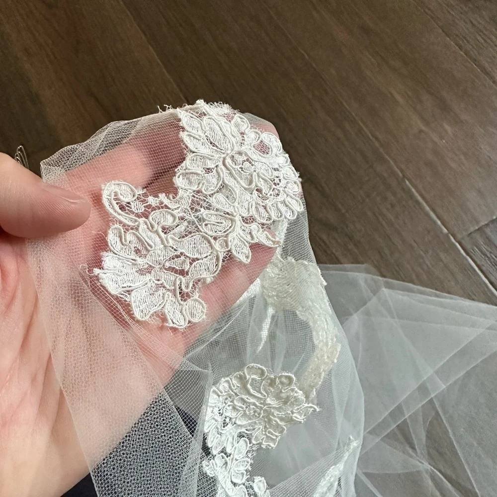 Jennifer Leigh L’Oréal Ivory 50” French Alencon Lace Veil